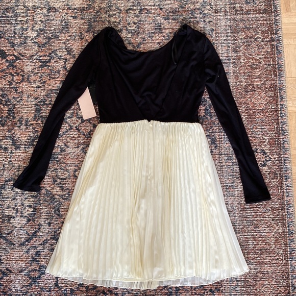 Black and white dress with v-back - Picture 2 of 3